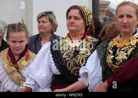 La gente di cantare e ballare dopo la Messa per la Giornata del Ringraziamento in Stitar, Croazia Foto Stock