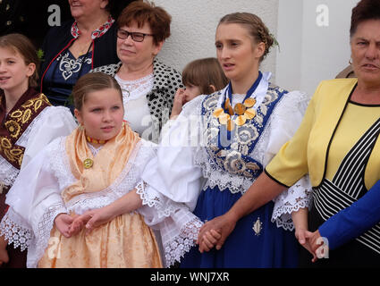 La gente di cantare e ballare dopo la Messa per la Giornata del Ringraziamento in Stitar, Croazia Foto Stock