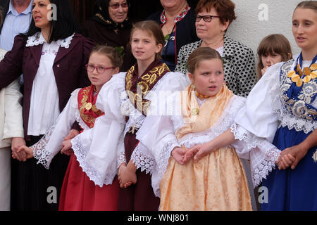 La gente di cantare e ballare dopo la Messa per la Giornata del Ringraziamento in Stitar, Croazia Foto Stock