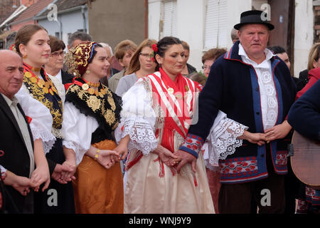 La gente di cantare e ballare dopo la Messa per la Giornata del Ringraziamento in Stitar, Croazia Foto Stock