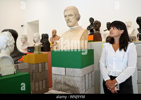 Cathie Pikington RA e Alison Wilding RA con la loro visualizzazione presso la Royal Academy of Arts . Gli antenati , un display libero curata dalla Pilkington e Wilding , presenta un nuovo intervento del 32 busti ritratto dal RA Collezione , reflexting sulla sua storia di predominio maschile .Pilkington e Widing invitare gli spettatori a considerare questo squilibrio storico e visualizzare la tradizionale busto forma attraverso una lente contemporanea . I lavori comprendono Elizabeth Frink RA Goggle testa e la maschera della morte di John Constable ( 1837) un calco preso direttamente dalla testa del recentemente defunto John Constable RA . Foto Stock