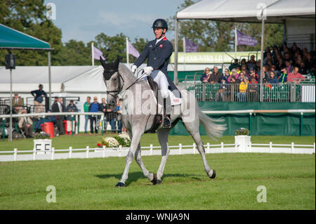 Stamford, Lincolnshire, Regno Unito, 6 settembre 2019, Oliver Townend (GB) & Ballaghmor classe durante la fase di Dressage nel Day 2 del 2019 Land Rover Burghley Horse Trials, Credito: Jonathan Clarke/Alamy Live News Foto Stock