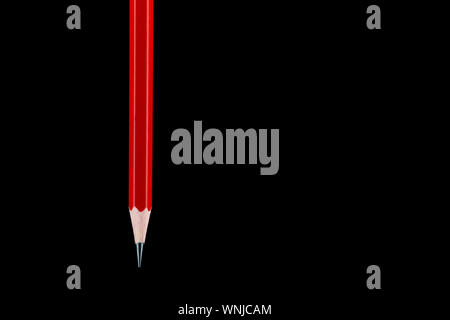 Sospeso un Matita HB isolata contro uno sfondo nero Foto Stock