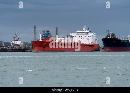 Southampton acqua, Inghilterra, Regno Unito, settembre 2019. Chimica, prodotti petroliferi tanker Bow Fagas off cargo carico alla raffineria Fawley su acqua di Southampton, Regno Unito Foto Stock