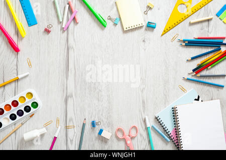 Cornice in cancelleria su sfondo bianco, piano con spazio per il testo.  Ritorno a scuola Foto stock - Alamy