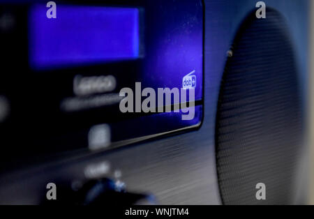 Berlino, Germania. 06 Sep, 2019. Logo per la radio digitale DAB presso la fiera della tecnologia IFA, alla più grande fiera mondiale di intrattenimento e di elettronica di consumo. Credito: Britta Pedersen/dpa-Zentralbild/dpa/Alamy Live News Foto Stock