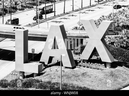 Los Angeles, California, Stati Uniti d'America - 22 Maggio 2019: il LAX-firmare all'entrata dell'Aeroporto Internazionale di Los Angeles in monocromatico. Foto Stock