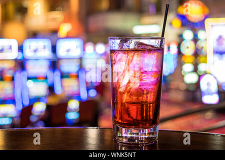 Un vivace cocktail presso il Bar in Las Vegas Casino - Las Vegas, Nevada, STATI UNITI D'AMERICA Foto Stock