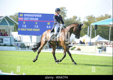 Stamford, Regno Unito. 06 Sep, 2019. Venerdì 6 settembre 2019. Land Rover Burghley Horse Trials, Stamford, Lincolnshire UK. Fase di dressage il giorno 2 di 4.Izzy Taylor (GBR) riding Springpower Credito: Julie Priestley/Alamy Live News Foto Stock