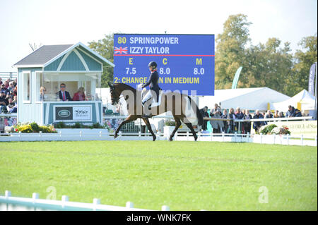 Stamford, Regno Unito. 06 Sep, 2019. Venerdì 6 settembre 2019. Land Rover Burghley Horse Trials, Stamford, Lincolnshire UK. Fase di dressage il giorno 2 di 4.Izzy Taylor (GBR) riding Springpower Credito: Julie Priestley/Alamy Live News Foto Stock