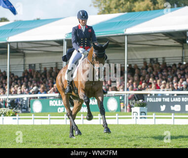 Stamford, Regno Unito. 06 Sep, 2019. Venerdì 6 settembre 2019. Land Rover Burghley Horse Trials, Stamford, Lincolnshire UK. Fase di dressage il giorno 2 di 4.Izzy Taylor (GBR) riding Springpower Credito: Julie Priestley/Alamy Live News Foto Stock