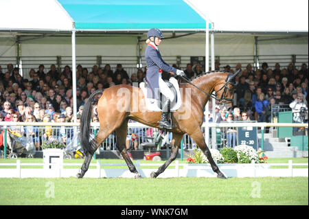 Stamford, Regno Unito. 06 Sep, 2019. Venerdì 6 settembre 2019. Land Rover Burghley Horse Trials, Stamford, Lincolnshire UK. Fase di dressage il giorno 2 di 4.Izzy Taylor (GBR) riding Springpower Credito: Julie Priestley/Alamy Live News Foto Stock