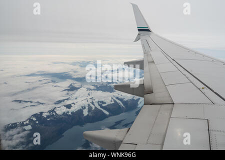 Vista dall'aereo volare al di sopra delle montagne e ghiacciai in Alaska Foto Stock