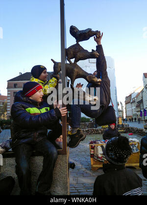 Riga, Lettonia : i bambini a giocare alla statua della città Musicanti di Brema che è detto di fare sogni. La statua di Riga mostra gli animali Foto Stock