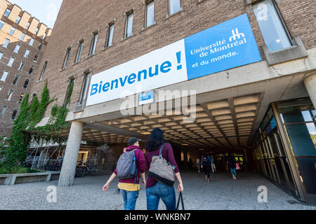 Montreal, CA - 5 Settembre 2019: gli studenti di andare all'interno di università di Montreal (UDEM) Edificio Jean-Brillant Foto Stock