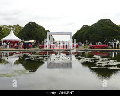 East Molesey, Regno Unito. 06 Sep, 2019. Hampton Court, Surrey, Regno Unito Aston Martin proprietario visualizzare la loro classica super-card sul primo giorno al Concourse di eleganza detenuti nei giardini del Palazzo Reale di Hampton Court Credito: Motofoto/Alamy Live News Foto Stock