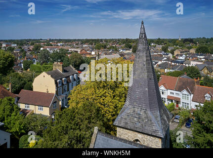 Vista sulla East Molesey con la Chiesa di Santa Maria la guglia in primo piano. Surrey, Regno Unito. Foto Stock