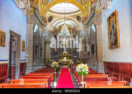 Guadalajara, Tlaquepaque, Messico-20 Aprile 2019: Tlaquepaque scenic chiese durante un picco stagione turistica Foto Stock