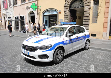 Auto della Polizia parcheggiato a Piazza di Spagna Roma Italia Foto Stock