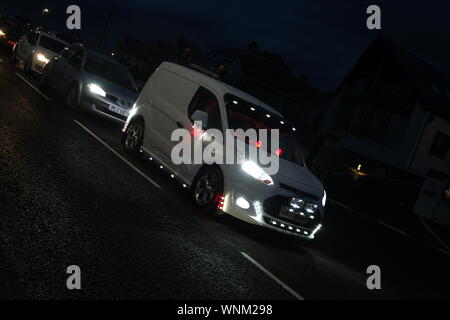 Un Ford Transit van guidando lungo la strada al buio, visto a Causeway Coast Truckfest 2019 Foto Stock