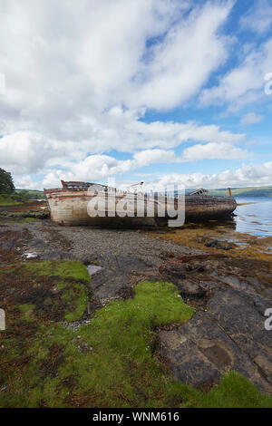 Due sono state abbandonate le barche dei pescatori sulla spiaggia di Salen Bay, Isle of Mull, Scotland, Regno Unito. Relitti Foto Stock