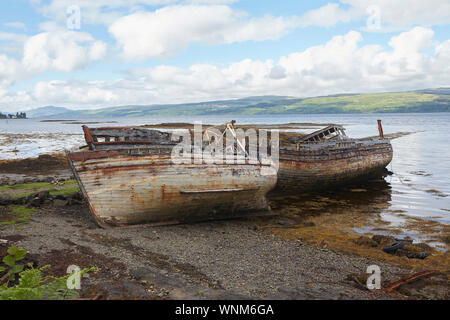 Due sono state abbandonate le barche dei pescatori sulla spiaggia di Salen Bay, Isle of Mull, Scotland, Regno Unito. Relitti Foto Stock