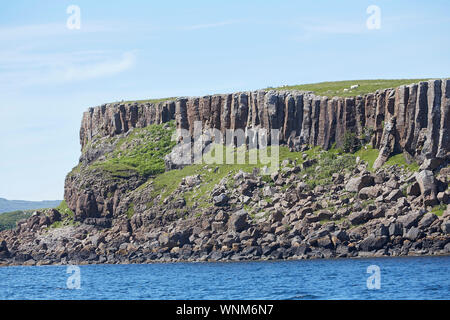 Basalto colonne di roccia visto da Loch Na Keal sull'Isle of Mull, Ebridi Interne, Scotland, Regno Unito Foto Stock