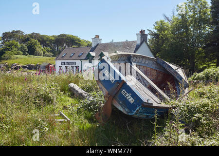 Il Boathouse ristorante di pesce e la vecchia barca da pesca sulla isola di Ulva guardando al Isle of Mull, Ebridi Interne, Scotland, Regno Unito Foto Stock