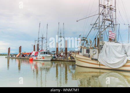 Steveston, British Columbia, Canada - 24 Giugno 2018: barche da pesca ormeggiata al Pontile del Pescatore, vendita di pesce fresco appena pescato per turisti e gente del posto. Foto Stock