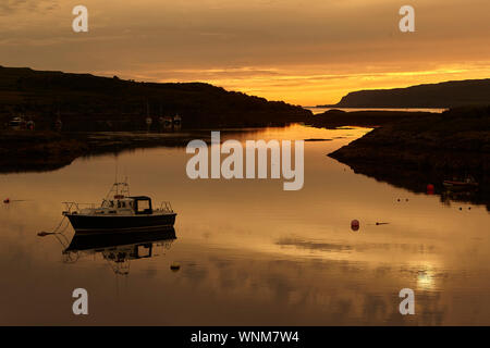 Tramonto sul Loch Tauth Laggan Bay, Ulva, con barche da pesca e boe, Isle of Mull, Scotland, Regno Unito. Foto Stock