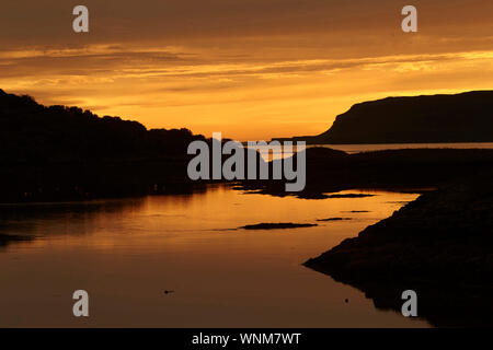 Tramonto sul Loch Tauth Laggan Bay, Ulva, Isle of Mull, Scotland, Regno Unito. Foto Stock