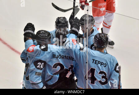 Trinec, Repubblica Ceca. 06 Sep, 2019. I giocatori di hockey di Lahti pellicani celebrare un obiettivo durante l'Hockey su Ghiaccio Champions League gruppo D match: HC Ocelari Trinec vs Lahti pellicani in Trinec, Repubblica Ceca, 6 settembre 2019. Credito: Jaroslav Ozana/CTK foto/Alamy Live News Foto Stock