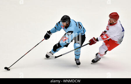 Trinec, Repubblica Ceca. 06 Sep, 2019. Da sinistra TOPI JAAKOLA di Lahti, MARTIN ADAMSKY di Trinec in azione durante l'Hockey su Ghiaccio Champions League gruppo D match: HC Ocelari Trinec vs Lahti pellicani in Trinec, Repubblica Ceca, 6 settembre 2019. Credito: Jaroslav Ozana/CTK foto/Alamy Live News Foto Stock