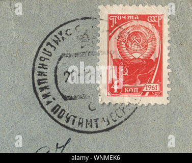 Vintage red francobollo con l'URSS Emblema dello Stato e farà fede il timbro postale da Ucraina, 1961, URSS Foto Stock