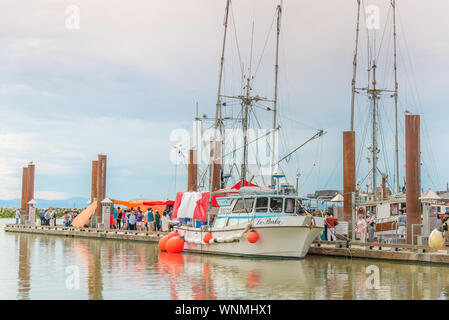 Steveston, British Columbia, Canada - 24 Giugno 2018: people shopping per il pesce fresco appena pescato dalle barche ormeggiate al Pontile del Pescatore Foto Stock