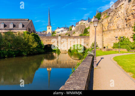 Ponte che attraversa il fiume Alzette nel quartiere del centro della città di Lussemburgo, la capitale del Lussemburgo Foto Stock