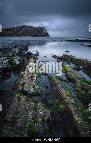 Bassa marea a Lulworth su una mattina burrascosa. Foto Stock