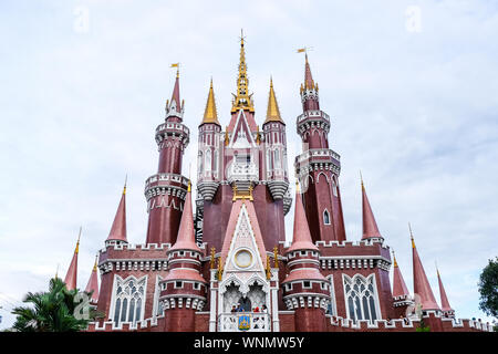 Jakarta, Indonesia - 1 Gennaio 2019: Vista di Istana Anak Anak centro giochi, un bambini parco del castello, in Taman Mini Indonesia Indah, Jakarta, Indonesia Foto Stock