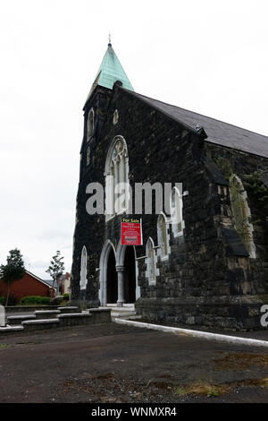 Chiesa Parrocchiale di San Luca in vendita cartello. Belfast, Ulster, Irlanda del Nord, Regno Unito, Regno Unito. Europa. Vista ad angolo basso. Foto Stock