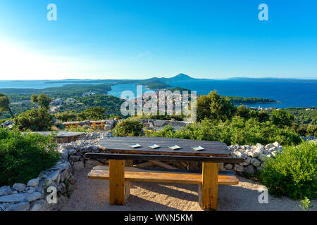 09.04.2019. Mali Losinj, Croazia: Providenca Tematski Vidikovac ristorante bar con splendida vista sull'isola di Lussino Foto Stock
