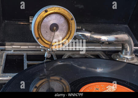 Berlino, Germania - Aprile 1, 2019: Pickup decorate con il nome del produttore di un grammofono portatile dalla Germania negli anni venti con una gomma lacca Foto Stock