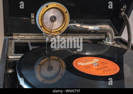 Berlino, Germania - Aprile 1, 2019: Pickup decorate con il nome del produttore di un grammofono portatile dalla Germania negli anni venti con una gomma lacca Foto Stock