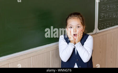 Si torna a scuola. Un primo classificatore sta alla lavagna ed è molto spaventato. Foto Stock