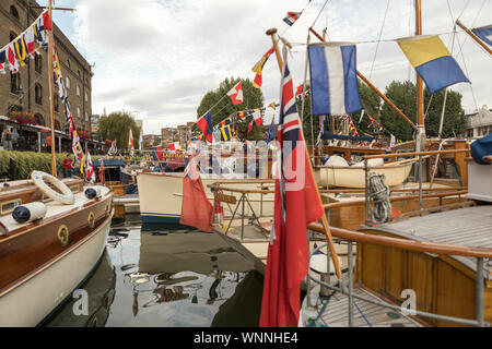 St Katharine Dock, Londra, Regno Unito. Il 6 settembre, 2019. In associazione con il Totalmente Thames Festival, oltre 40 vintage belle barche a vela e a motore sono ormeggiate in porto. Penelope Barritt/Alamy Live News Foto Stock