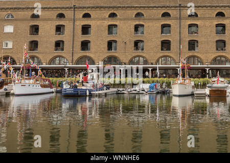 St Katharine Dock, Londra, Regno Unito. Il 6 settembre, 2019. In associazione con il Totalmente Thames Festival, oltre 40 vintage belle barche a vela e a motore sono ormeggiate in porto. Penelope Barritt/Alamy Live News Foto Stock