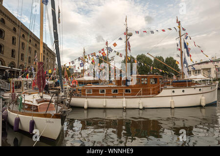 St Katharine Dock, Londra, Regno Unito. Il 6 settembre, 2019. In associazione con il Totalmente Thames Festival, oltre 40 vintage belle barche a vela e a motore sono ormeggiate in porto. Penelope Barritt/Alamy Live News Foto Stock