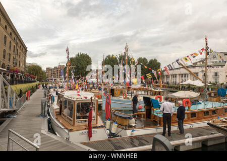 St Katharine Dock, Londra, Regno Unito. Il 6 settembre, 2019. In associazione con il Totalmente Thames Festival, oltre 40 vintage belle barche a vela e a motore sono ormeggiate in porto. Penelope Barritt/Alamy Live News Foto Stock