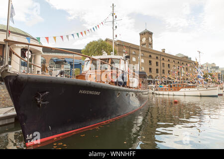 St Katharine Dock, Londra, Regno Unito. Il 6 settembre, 2019. In associazione con il Totalmente Thames Festival, oltre 40 vintage belle barche a vela e a motore sono ormeggiate in porto. Penelope Barritt/Alamy Live News Foto Stock