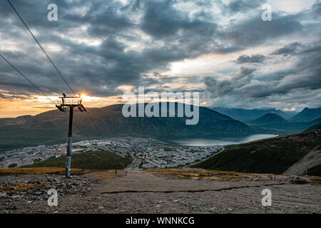 Vista di Kirovsk la sera dalla stazione sciistica Foto Stock