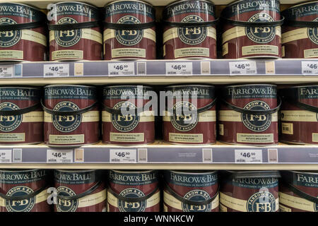 Scatole di Farrow & Ball vernice per la vendita su scaffali in un negozio di bricolage. Foto Stock